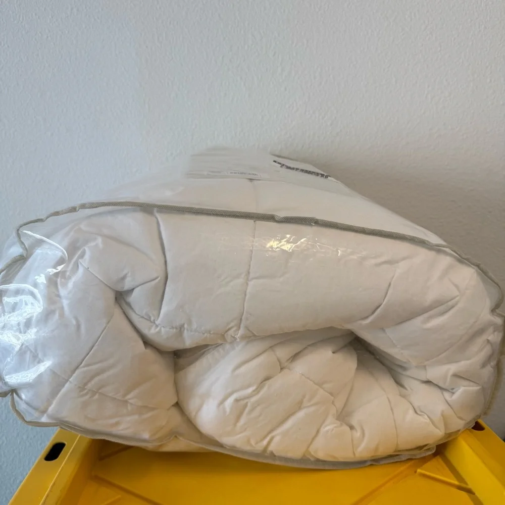 Casaluna Down alternative comforter white new